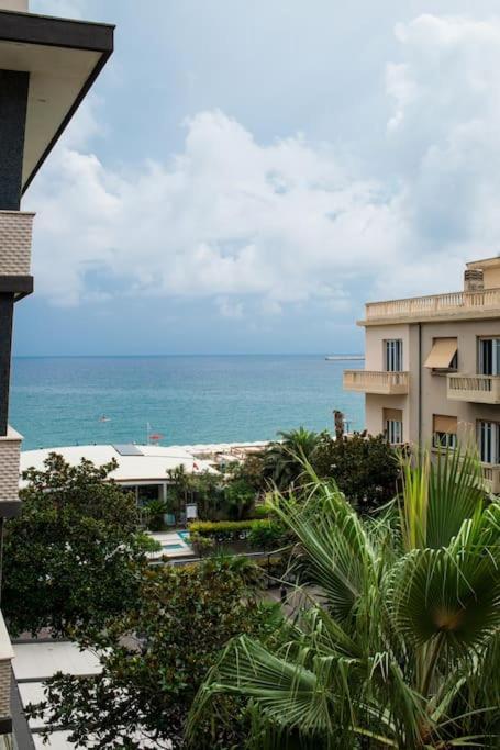 Le Finestre Sul Mare Apartment Албисола Марина Екстериор снимка
