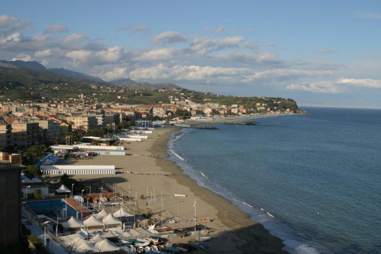 Le Finestre Sul Mare Apartment Албисола Марина Екстериор снимка